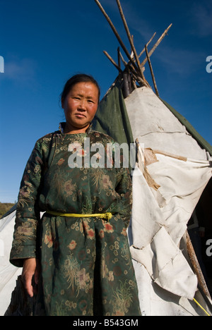 Tsaatan donna al di fuori del tepee Mongolia settentrionale Foto Stock