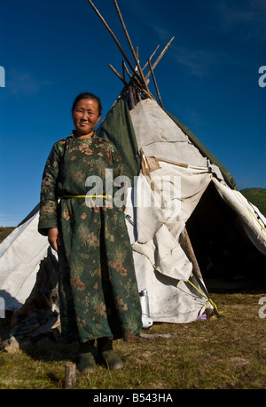 Tsaatan donna al di fuori del tepee Mongolia settentrionale Foto Stock