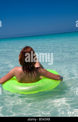 Vacanze estive - una donna rilassante su anello gonfiabile Foto Stock