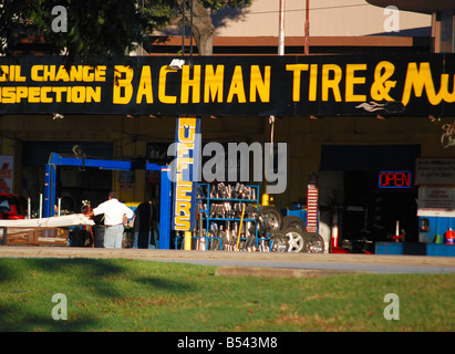 Negozio di riparazioni auto in un quartiere messicano a Dallas, Texas Foto Stock