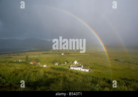 Nuvole temporalesche e un arcobaleno su Ardfernal township guardando ad ovest verso le pappe del Giura Foto Stock