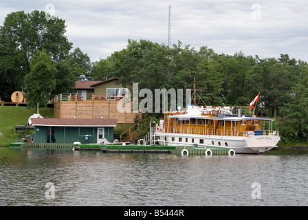 Yacht di lusso ancorata a isola Foto Stock