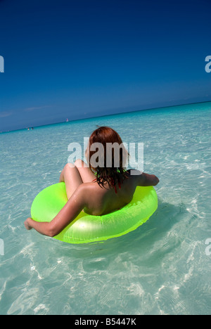 Vacanze estive - una donna rilassante su anello gonfiabile Foto Stock