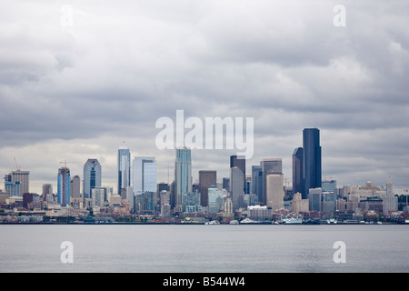 Lo skyline di Seattle su un tipico giorno nuvoloso da Elliot Bay Foto Stock