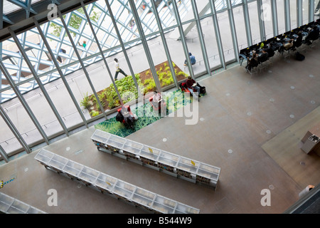 Interno della Biblioteca Pubblica di Seattle lobby in Downtown Seattle Washington Foto Stock