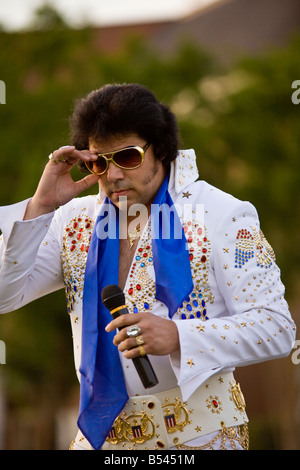 Sosia di Elvis esegue presso American Cancer Society il relè per la vita di carità fund raising evento in Ocala, Florida, Stati Uniti d'America Foto Stock