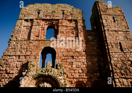 Facciata di Lindisfarne Priory sul Santo Isola di Lindisfarne sulla costa Northumbrian, REGNO UNITO Foto Stock