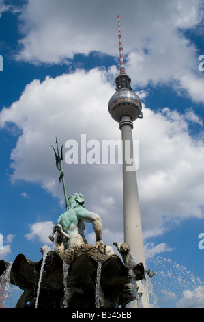 Fontana di Nettuno e la torre della televisione di Berlino, Germania. Foto Stock