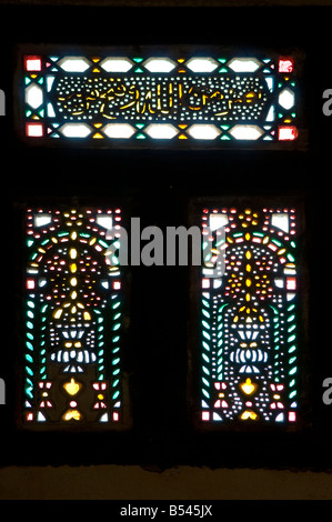 Stile egiziano finestra Mashrabiya racchiusi con legno intagliato la struttura a reticolo in Beit Zeinab al-Khatoun ottomano era di casa in Il Cairo Egitto Foto Stock