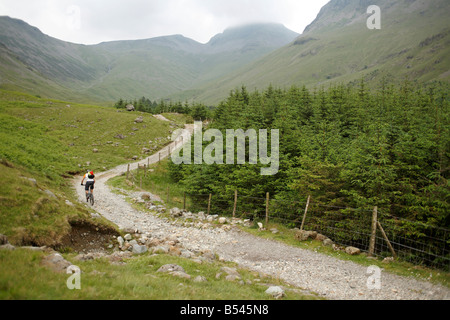 Mountain Biker corse off-road nel distretto del Lago Foto Stock