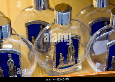 L'acqua santa bottiglie - Lourdes, Francia meridionale Foto stock - Alamy