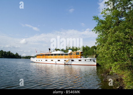 Luxury yacht ormeggiati a scudo canadese isola Foto Stock