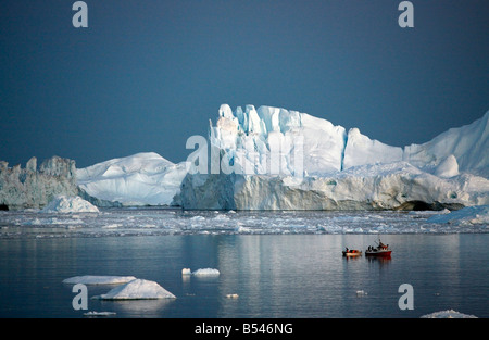 Agosto 2008 - La Pesca in barca da Ilulissat Kangerlua Glacier noto anche come Sermeq Kujalleq alla baia di Disko Groenlandia Foto Stock