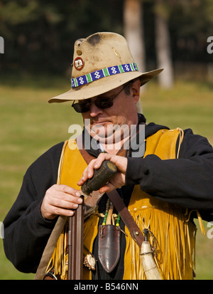 Uomo di indossare il costume di trapper dimostrando una polvere nera fucile a motore a vapore mostra a Westwold, British Columbia, Canada Foto Stock
