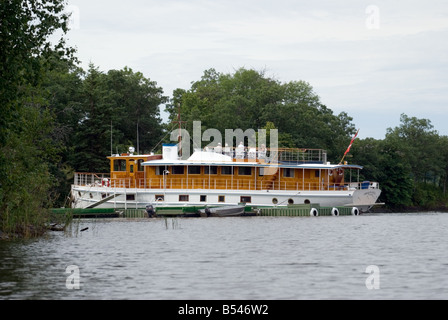 Il lago dei boschi di yacht di lusso grazia Anne II Foto Stock