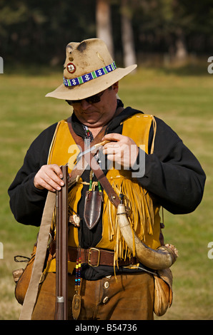 Uomo di indossare il costume di trapper dimostrando una polvere nera fucile a motore a vapore mostra a Westwold, British Columbia, Canada Foto Stock