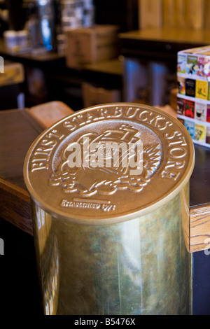 Targa in ottone monumento all'interno del primo originale Starbuck's Coffee shop a Seattle, Washington Foto Stock