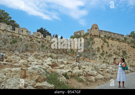 Donna con videocamera digitale cattura la fortezza veneziana a Rethymnon Creta Grecia Settembre 2008 Foto Stock