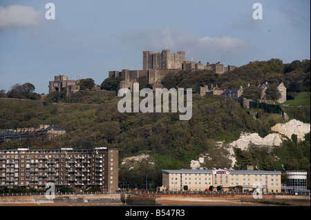 Kent e il castello di Dover Port bianche scogliere al porto dei traghetti di proteggere Foto Stock