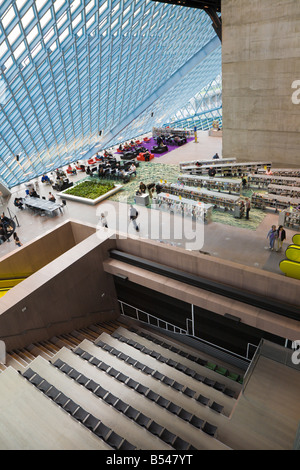 Interno della Biblioteca Pubblica di Seattle lobby in Downtown Seattle Washington Foto Stock