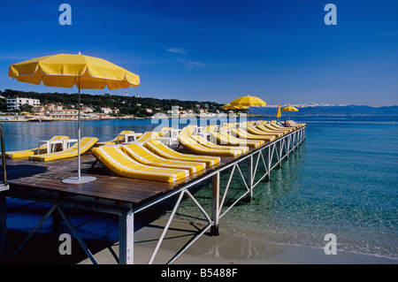 Spiaggia privata a Antibes Cape Alpes-maritimes 06 French Riviera Cote d Azur PACA Francia Europa Foto Stock