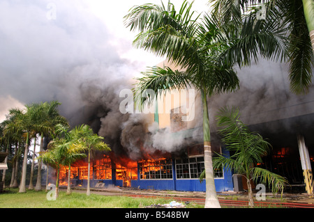 Fire in my Mart mall Batam centro batam isole Riau indonesia Foto Stock