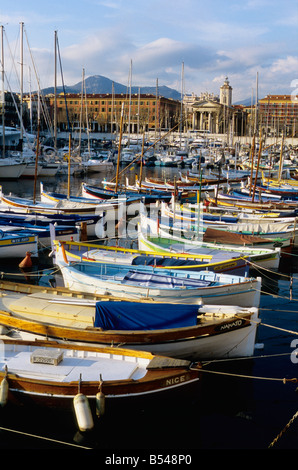 La pesca tradizionale imbarcazione denominata "pointu" in Nice Alpes-maritimes 06 French Riviera Cote d Azur PACA Francia Europa Foto Stock