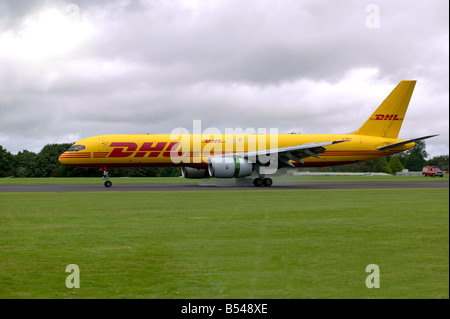 Un DHL Boeing 757 200 di atterraggio su una pista Foto Stock