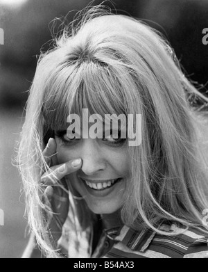 Attrice Sarah Atkinson nella foto al sole vicino alla sua casa in Thames Ditton. 25 anni di Sarah ha appena registrato un T.V. gioco chiamato "Solo tre possono giocare". Si tratta di una delle serie di giochi chiamato 'l'accoppiamento della macchina'. Solo tre possono giocare è di circa un computer dating macchina che va storto e supplys Sarah con due amici del ragazzo. Sarah è stato visto di recente nel West End in 'Phill flauto in diversi T.V. Commedia Playhouse programes, nella difficoltà Shoote e nel recente Franky Howard mostra. Sarah è sposato ad attore Patrick Carter. Luglio 1970 P017005 Foto Stock