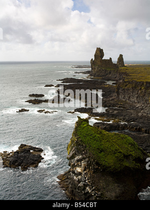 Lóndrangar antica spina vulcanica insolite formazioni di roccia Snaefellsnes Parco nazionale di Islanda Foto Stock