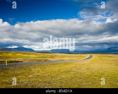 Distanti tempesta di pioggia oltre il parco nazionale di Þingvellir Suðurland Islanda Foto Stock