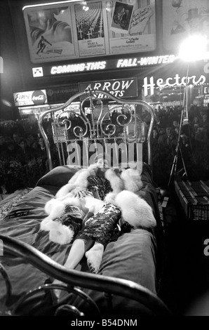 L'attrice Julie Newmar giacente su un letto di ottone di New York Times Square per una scena del film 'McCloud'. Novembre 1969 Z11482-002 Foto Stock