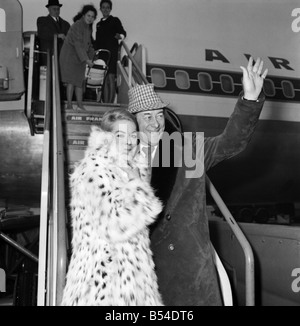 Rachel Roberts ha volato in dell'aeroporto londinese di Heathrow da Parigi con il marito Rex Harrison in una pelliccia e capelli biondi. 7.12.1968. Dicembre 1968 Y10862 Foto Stock