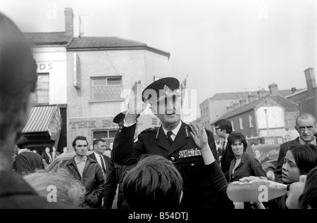 Belfast, Irlanda del Nord: Sir Arthur giovani la RUC Ispettore Generale, Shankill Rd. Sir Arthur giovani parlando a un giovane di Shankill Rd. Belfast. Ottobre 1969 Z10436-002 Foto Stock