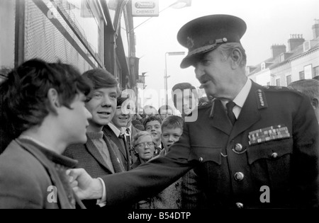 Belfast, Irlanda del Nord: Sir Arthur giovani la RUC Ispettore Generale, Shankill Rd. Sir Arthur giovani parlando a un giovane di Shankill Rd. Belfast. Ottobre 1969 Z10436-003 Foto Stock