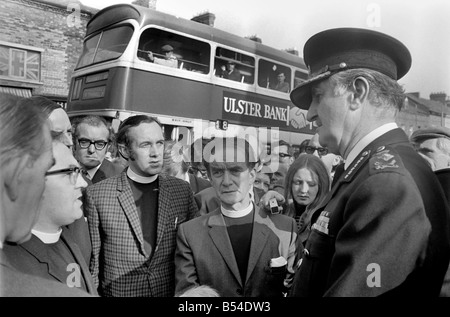 Belfast, Irlanda del Nord: Sir Arthur giovani la RUC Ispettore Generale, Shankill Rd. Sir Arthur giovani parlando a un giovane di Shankill Rd. Belfast. Ottobre 1969 Z10436 Foto Stock