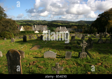 Paese vecchio cimitero del villaggio a Chagford in Dartmoor Devon England Foto Stock