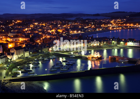 Vista notturna del vecchio porto di pescatori e le città di Stonehaven in Aberdeenshire, Scotland, Regno Unito Foto Stock