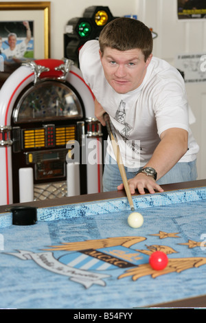 Campione del Mondo boxeur Ricky Hatton a casa in Hyde 17 agosto 2007 giocando a biliardo sul suo appositamente coperto presentato della sua amata città Manchested football team Foto Stock