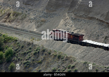 Il treno passa la sua via attraverso il Fraser Canyon della Columbia britannica in Canada Foto Stock