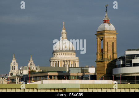 Le guglie della cattedrale di St Paul e Cannon Street Station al di sopra di Cannon Street ponte ferroviario, città di Londra, Inghilterra Foto Stock