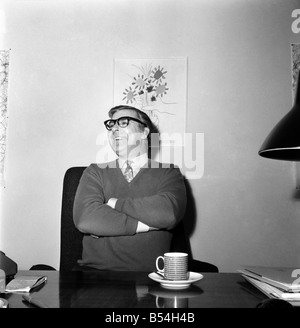 Il Sig. Barry ha preso, famoso divertente scripwriter, è quello di partire per gli Stati Uniti. Egli è di scrivere per la nuova serie di ridere a. Ottobre 1969 ;Z10 Foto Stock