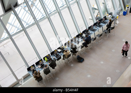 Interno della Biblioteca Pubblica di Seattle lobby in Downtown Seattle Washington Foto Stock