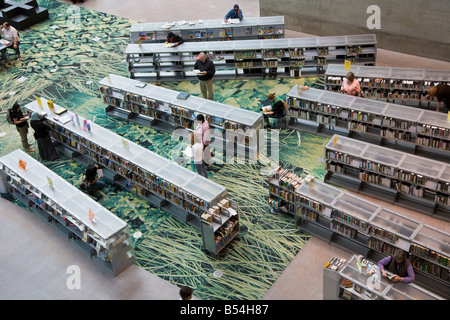 Interno della Biblioteca Pubblica di Seattle lobby in Downtown Seattle Washington Foto Stock