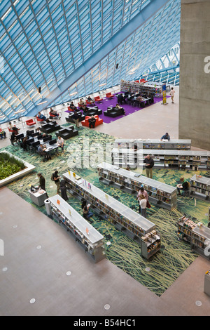 Interno della Biblioteca Pubblica di Seattle lobby in Downtown Seattle Washington Foto Stock