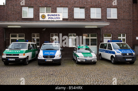 Il vecchio stile verde e Nuovo stile blu auto della polizia sono allineate di fronte una stazione federale di polizia tedesca a Duesseldorf Foto Stock