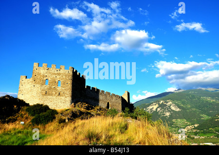 Tramonto sulle pareti del Tourbillon castello fortezza di mura in background le alpi e vigneti Foto Stock