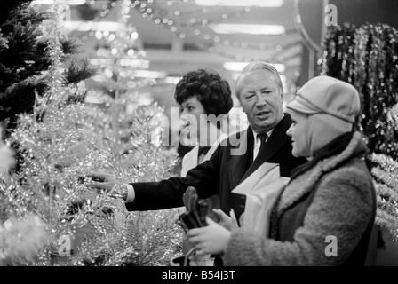 Tory leader Edward Heath ha acquistato se stesso un inizio di regalo di Natale, quando ha fatto un po' di shopping, prima sbatti per catturare il suo treno di ritorno a sud, dopo essere stata a Manchester il pranzo di un impegno. Ha trascorso cinque libbre di comprare un maglione blu, dopo il primo tentativo su un marrone uno. Dicembre 1969 ;Z11802-002 Foto Stock