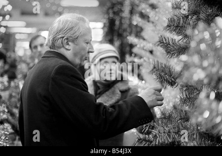 Tory leader Edward Heath ha acquistato se stesso un inizio di regalo di Natale, quando ha fatto un po' di shopping, prima sbatti per catturare il suo treno di ritorno a sud, dopo essere stata a Manchester il pranzo di un impegno. Ha trascorso cinque libbre di comprare un maglione blu, dopo il primo tentativo su un marrone uno. Dicembre 1969 ;Z11802-003 Foto Stock