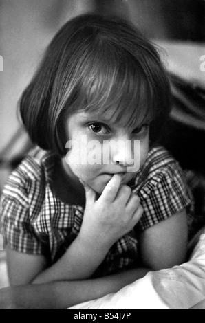 I bambini di stand hall hospital soddisfare carattere da Alice nel paese delle meraviglie: Janet Harrop, 5, è stato condividere ogni momento con Alice. Dicembre 1969 Z11823-013 Foto Stock